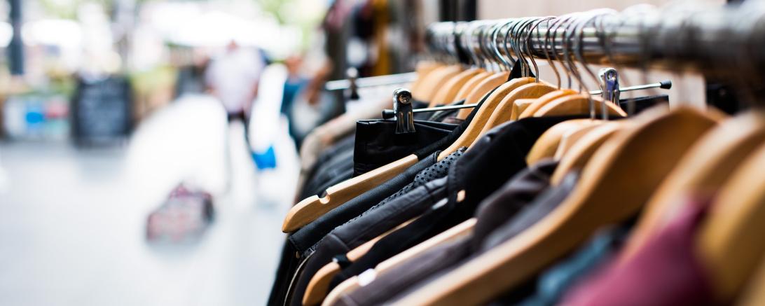 Das Bild zeigt Kleidung auf einer Stange. 