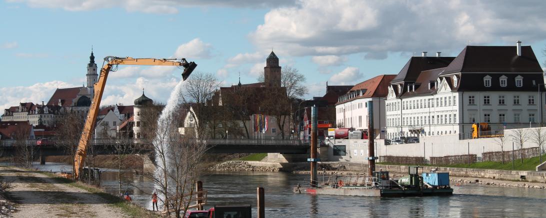 Die sogenannte Klappschute, ein Spezialschiff, wird für die Baumaßnahmen an der Flusssohle eingesetzt. 