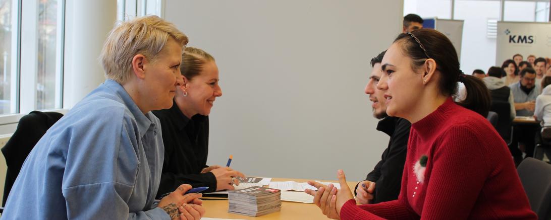 Unkomplizierter Kontakt bei der Jobbörse: Vertreter von Arbeitgebern aus der Region im Austausch mit Geflüchteten auf Arbeitssuche. 