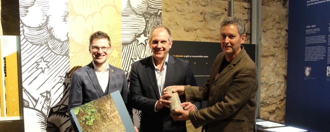 Auf dem Bild zu sehen (von links): Oberbürgermeister David Wittner, Leiter des Geologischen Dienstes am Bayerischen Landesamt für Umwelt in München, Dr. Roland Eichhorn und Leiter des Rieskratermuseums Dr. Stefan Hölzl. 