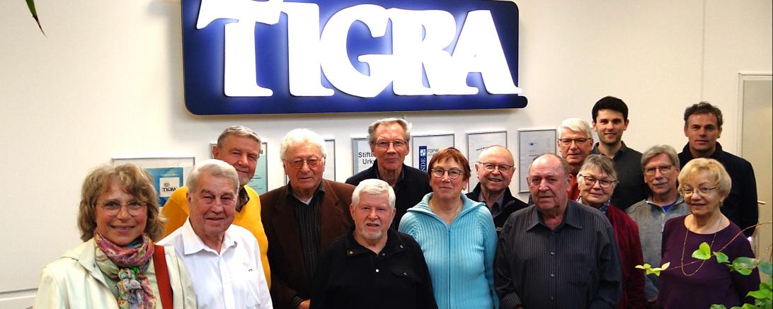 Bildungswerk Harburg zu Gast bei Firma Tigra in Oberndorf. Links Organisatorin Heike Bschor mit Senior-Chef Helge Motzer.