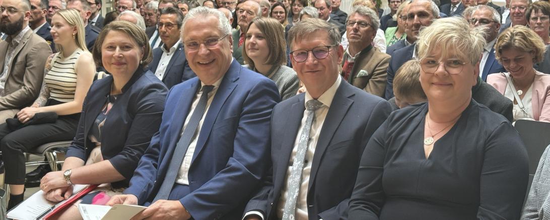 Das Bild zeigt von links: Stellvertretende Landrätin Claudia Marb, Innenminister Joachim Herrmann, Landrat Stefan Rößle und seine Frau Christine Rößle. 