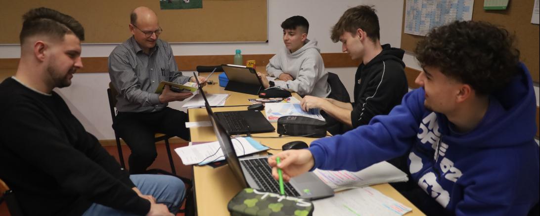 Michael Demel (2. von links) unterstützte gemeinsam mit Praktikant Simon Diethei (ganz links) die Schülergruppe, die sich für das Thema "Moderne Arbeitswelt" im Fach Wirtschaft und Recht entschieden hatte, bei der Recherchearbeit.