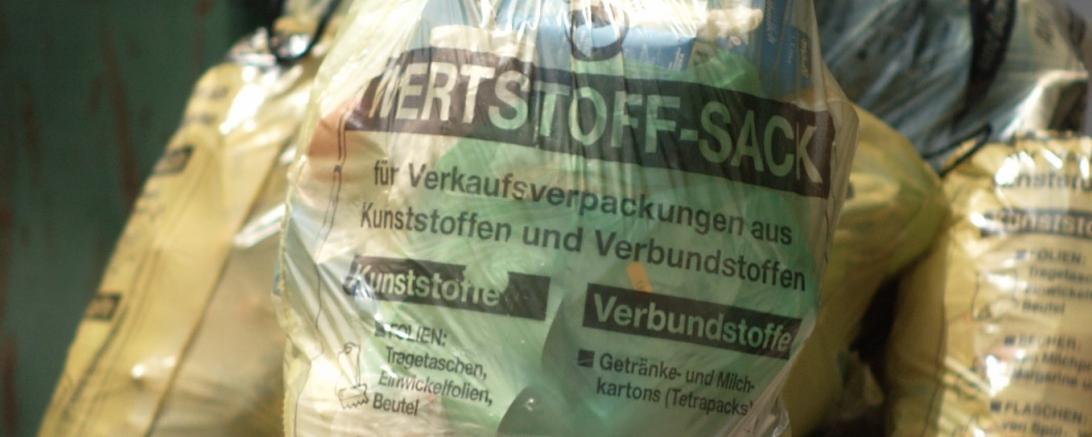 Das Bild zeigt den Gelben Sack.