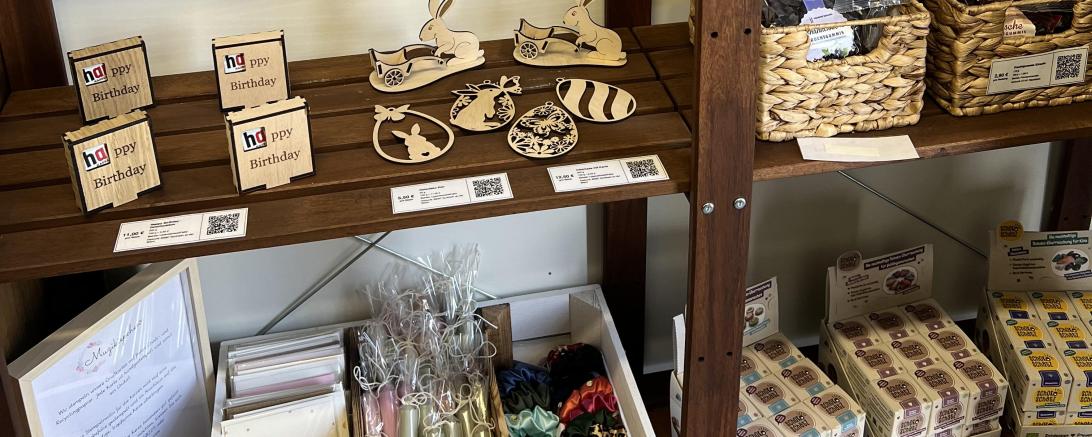 Das Bild zeigt die Ausstellung „Bist du noch zu retten? Nachhaltigkeit – bierernst & bleischwer!“