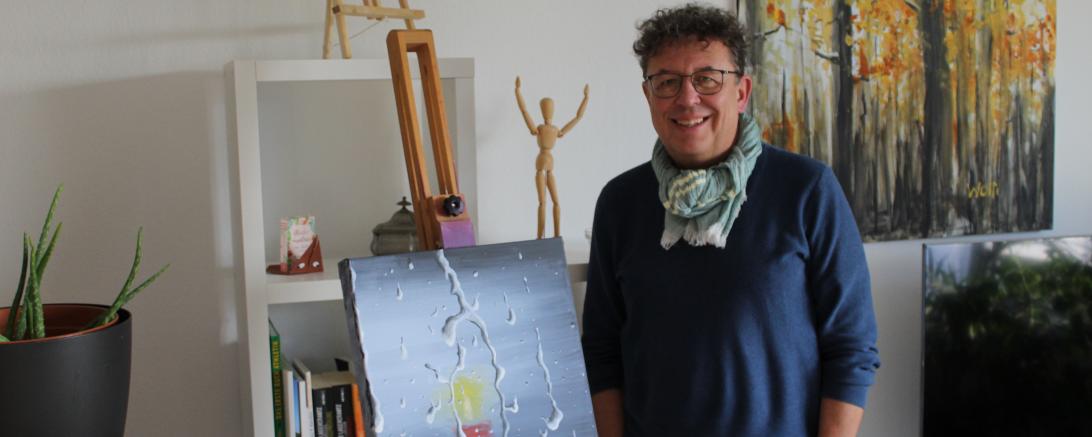 In seinem Wohnzimmer lässt Wolfgang Balzer seiner künstlerischen Ader freien Lauf.