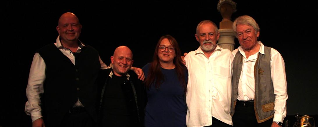 Bei ihrem letzten Auftritt im B+ Zentrum begeisterte das Ensemble Rampenfieber rund 200 Gäste. V.l.n.r. Georg Thaller, Sepp Egerer, Kerstin Egerer, Hans Hüttinger, Ludwig Krätzig.