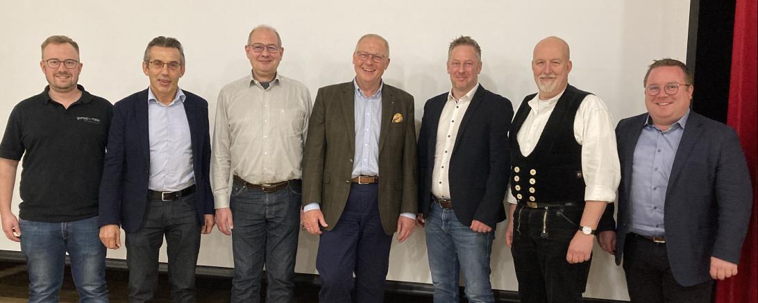 Die Referenten Andreas Dengl und Erwin Taglieber, Obermeister Donauries Franz Motz und Obermeister Dillingen Alexander Gumpp, Johannes Bronnhuber und Stefan Klemmer als Vertreter der Berufsschule Donauwörth und Christoph Schweyer, Geschäftsführer der Kreishandwerkerschaft Nordschwaben.