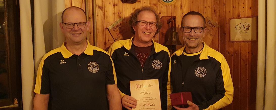 (von li nach re): Wolfgang Klinger (2. Vorsitzender KCD), Ralf Wiedler und Thomas Mayerhauser (1. Vorsitzender KCD) - Ehrung 40-jährige Mitgliedschaft Ralf Wiedler