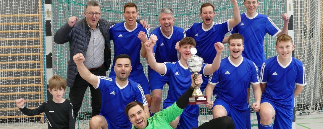 Johann Seiler (hinten links) freut sich mit seiner GEDA-Siegermannschaft