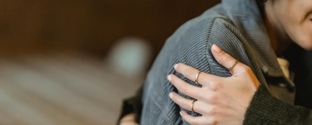 Mensch der einen anderen Menschen in den Arm nimmt und Hilf Trauer zu überwinden.