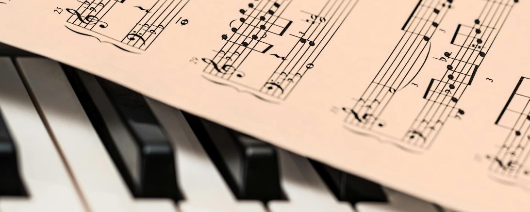 Das Bild zeigt Noten, auf einem Klavier.