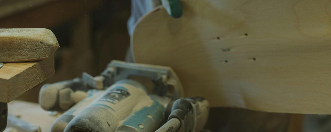 Mann bearbeitet skateboard