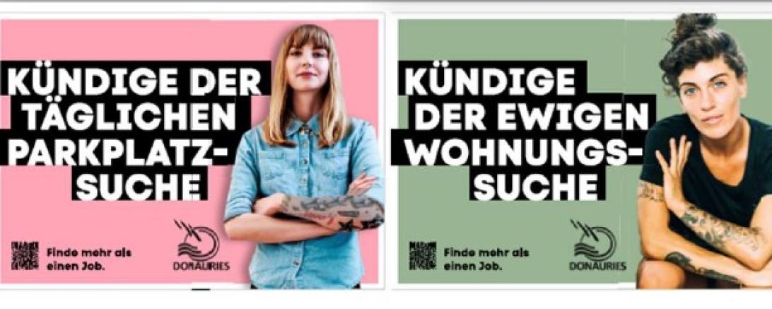 Das Bild zeigt zwei Versionen der Plakate. 