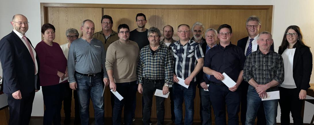 Dr. Walter Greiner (links), Vorstandsmitglied Bernhard Ströbele (3. Von rechts) und Lisa Wurm (Geschäftsstelle Fremdingen, rechts) stellten sich die Vertreterinnen und Vertreter der Schopfloher Vereine zum Gruppenbild auf. Sie erhielten Spenden zum 125-jährigen Gründungsjubiläum ihrer Genossenschaft.  