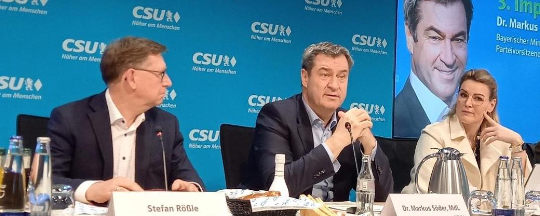 Hier besprechen der KPV-Landesvorsitzende und Donau-Rieser Landrat Rößle, der Bayerische Ministerpräsident Söder und die Vorsitzende des ZRF Augsburg und Oberbürgermeisterin Weber den Vorschlag, die Krankenhausplanung auf Ebene der Zweckverbände für Rettungsdienst und Feuerwehralarmierung (ZRF) anzusiedeln.