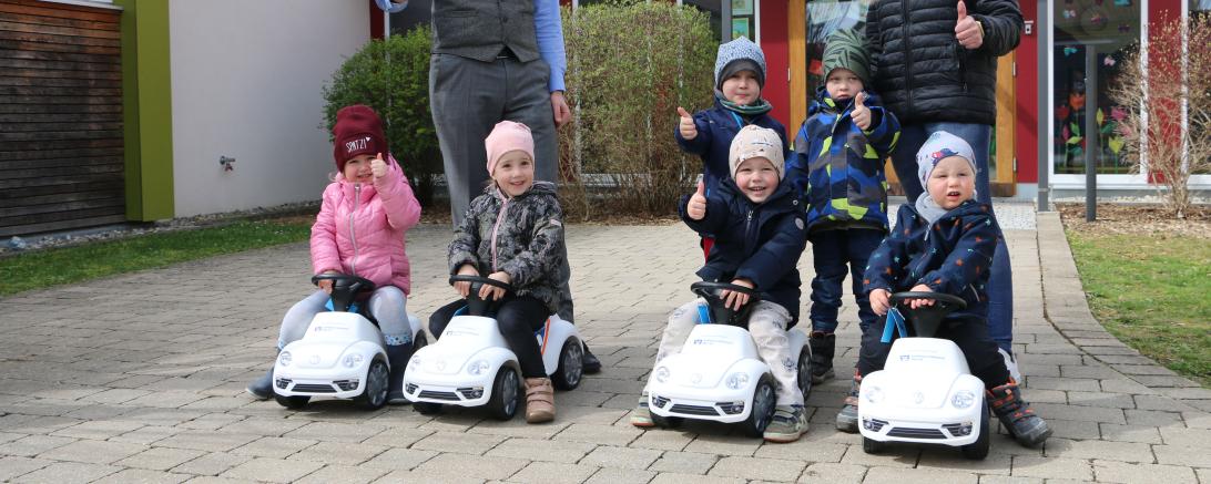 Die Kinder aus Alerheim freuen sich über ihre neuen VR-JuniorCars.