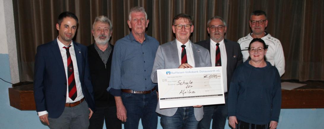 Das Bild zeigt die Spartenvorstände bzw. Vertreter der Sparten bei der Übergabe des Spendenschecks an den 1. Präsidenten Stefan Rößle.  Von links nach rechts: Andreas Schuhladen (Tischtennis), Werner Wolf (Stockschützen), Harald Braun (Tennis), Stefan Rößle (1. Präsident), Franz Moll (2. Präsident), Sofie Behringer (Gymnastik), Robert Seitz (Fußball)
