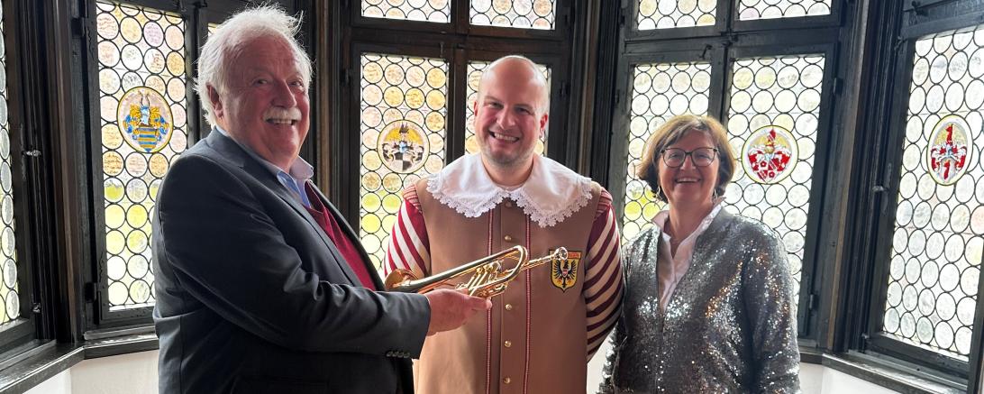 Hans-Werner Ernst (links) und Susanne Wagner (rechts) übergeben im Namen der Hans und Karin Ernst-Stiftung symbolisch Stadtkapellmeister Oliver Körner (Mitte) eine Trompete für die Instrumentenspende von drei Trompeten für die musikalische Ausbildung des Nachwuchses der Knabenkapelle.