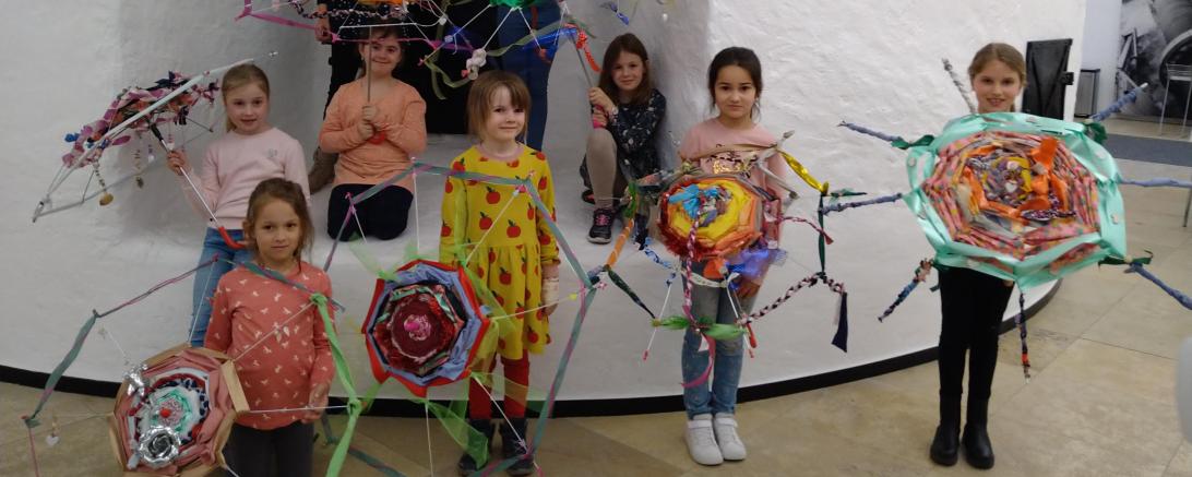 Stolz zeigen die Kursteilnehmerinnen ihre Werke.