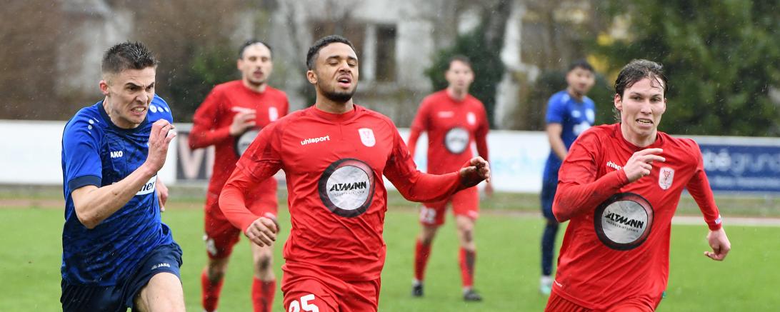 Matej Rados im Laufduell mit zwei Abwehrspieler des TSV Dachau 