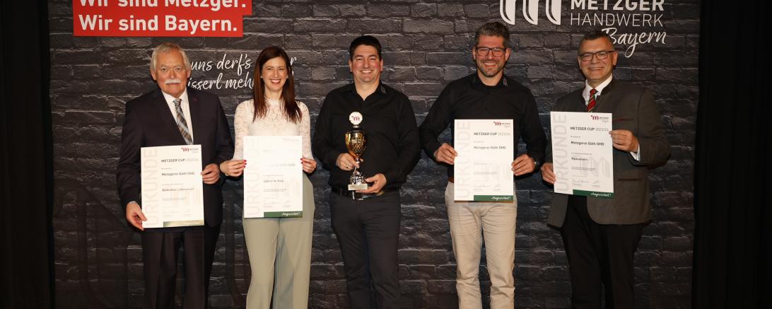 Es werden Vier Urkunden und Ein Pokal gezeigt