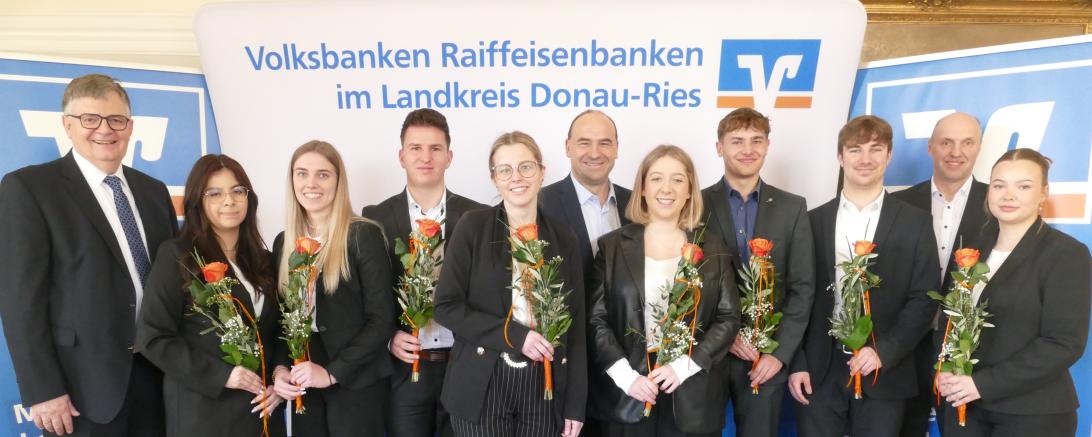 Feiern einen erfolgreichen Abschluss: V.l.: Kreisverbandsvorsitzender Paul Ritter, Sophie Niederhuber, Leni Taglieber, Timo Kienle und Lisa Gerstmeyr (alle RVB Ries),Vorstand Alexander Lehmann (RVB Donauwörth) mit Leni Finkl, Luke Schuster und Simon Radmiller sowie Vorstandsvorsitzender Bernd Frisch (RVB Wemding) mit Jana Gebhardt.