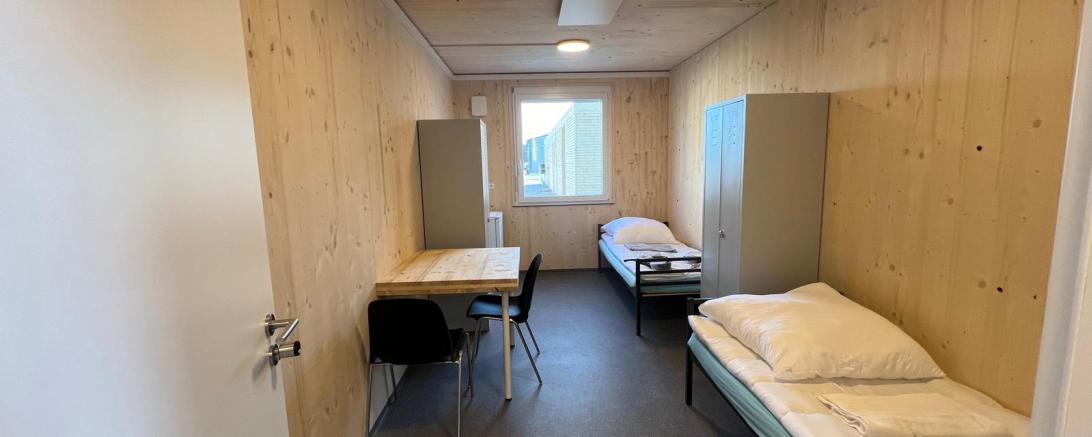 Das Bild zeigt das Innere der neuen Asylunterkunft in Mertingen