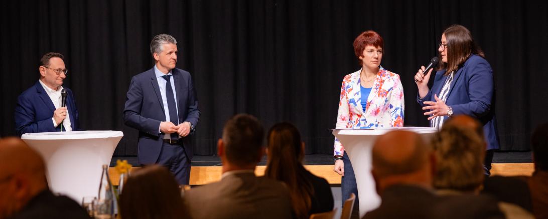 Menschen auf einer Bühne