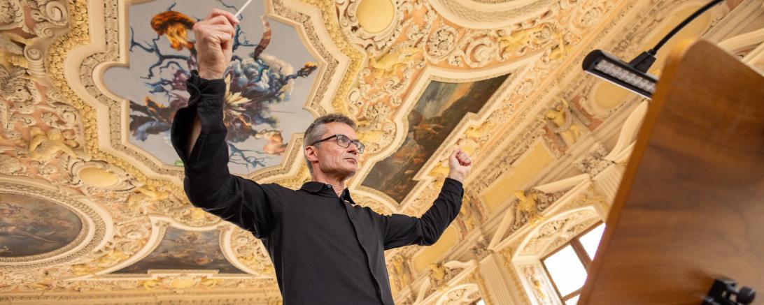 Hier sieht man den Dirigenten des Oettinger Kammerorchesters.