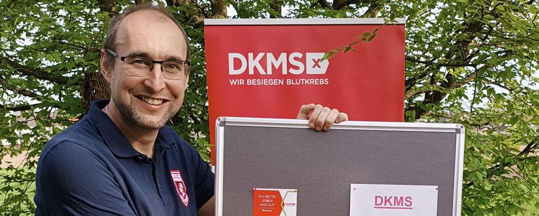 Daniel Lichtenstein während er eine Stecknadel in eine Karte steckt