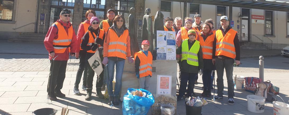 Personen mit Orangenen und Gelben Warnwesten