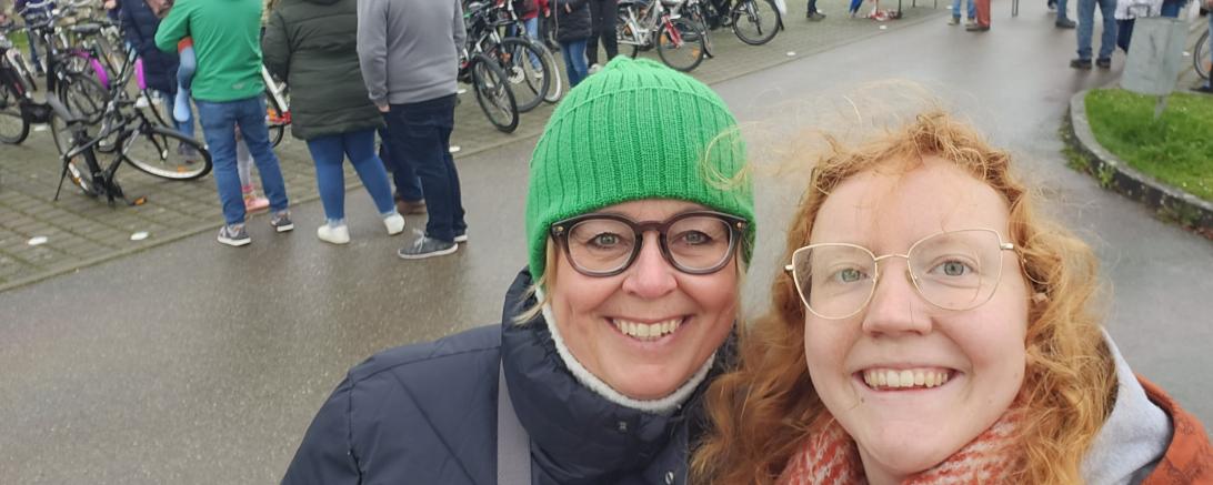 Zwei Frauen die ein Selfie machen und lächeln