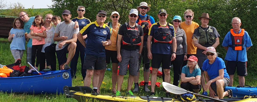 Kanufahrer hinter Kanus und Kajaks 