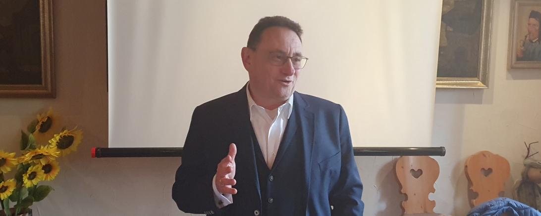 Hier sieht man Ulrich Lange bei einem Vortrag zur Riesbahn.