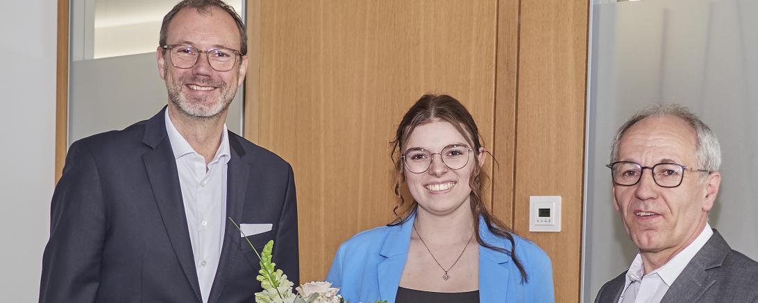Unser Bild zeigt von links Vorstandsmitglied Michael Scholz, Sandra Macho und Kundenberater Manfred Wiedemann.