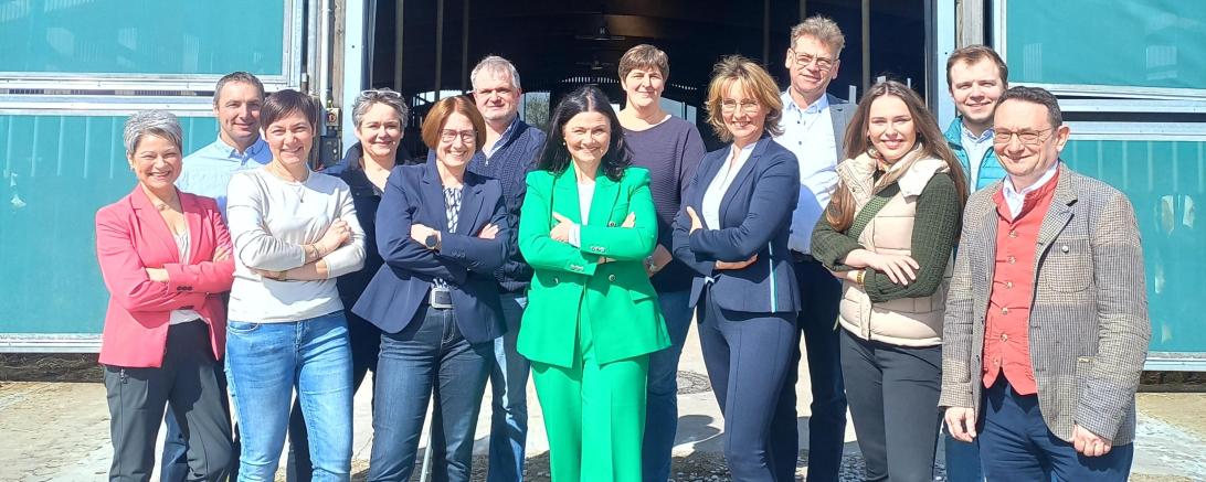 Menschen vor einem Gebäude 