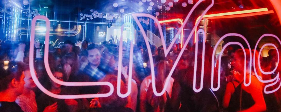 Das Bild zeigt einen Clubabend im Living.