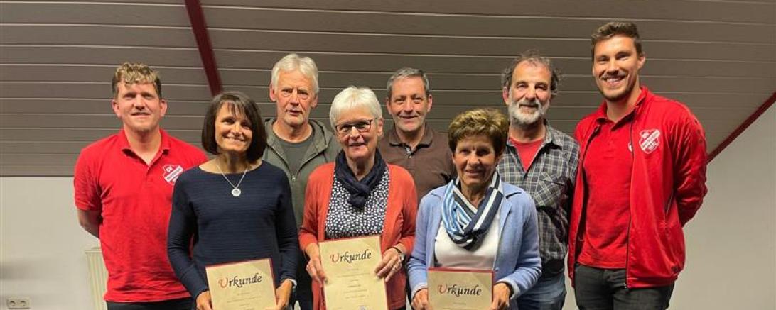 Auf dem Bild von links: Vorstand Uwe Haas, Melanie Bengesser, Thum Helmut, Inge Löhmann, Roland Buser, Anneliese Meier, Reinhard Kaußler und Vorstand Stephan Stimpfle.