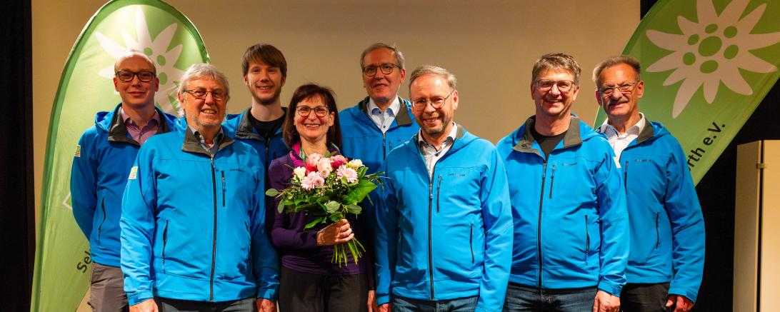 Die neue Vorstandschaft (von links): Manfred Schurr (Schriftführer), Claudia Reichenbacher (scheidende 1. Vorsitzende), Werner Jäntsch (Schatzmeister), Dr, Dieter Wörle (2. Vorsitzender); hinten: Martin Zänker (Beisitzer), Florian Siewert (Jugendreferent), Dr. Bernd Prause (1. Vorsitzender), Ernst Sonnenleitner (Beisitzer).