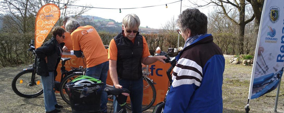 ADFC Mitglieder, die Fahrräder überprüfen 