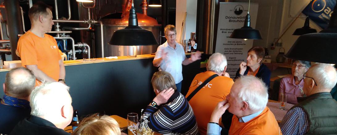 Mitglieder des ADFC im Orangenen T-Shirt