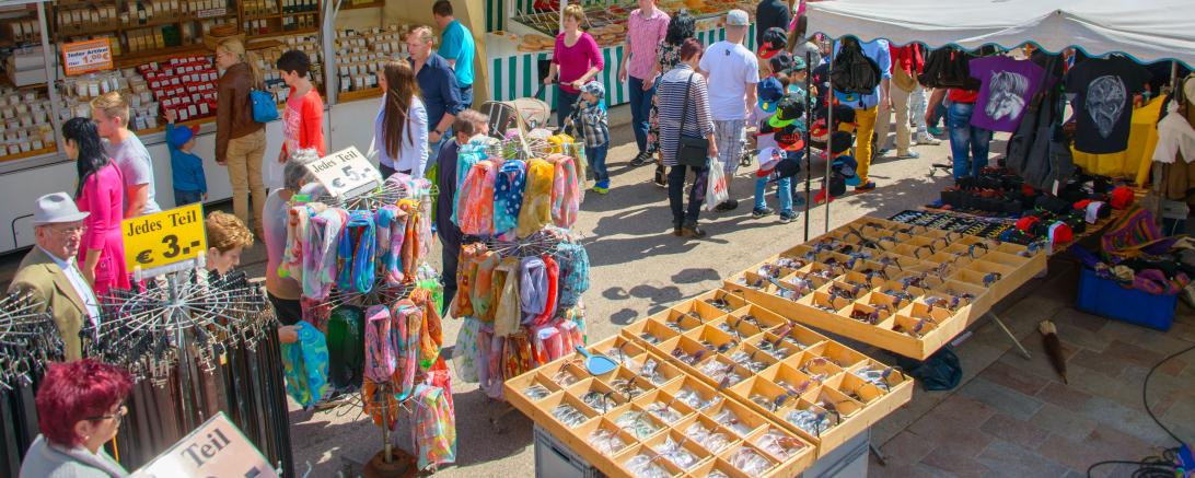 Hier sieht man Aussteller auf dem Maimarkt in Donauwörth.