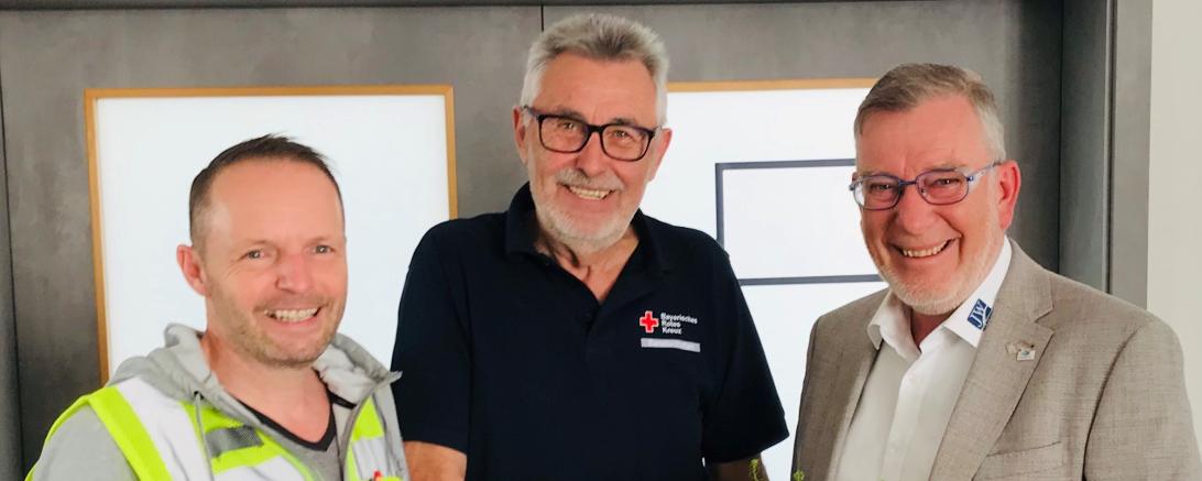 Sicherheitsfachkraft und EHS-Manager Christian Hammling – links – der die Schulung organisierte und Werkleiter Wolfgang Oswald – rechts – bedankten sich bei Friedrich Ackermann für die langjährige und vertrauensvolle Zusammenarbeit mit Blumenstrauß und Geschenkgutscheinen. 