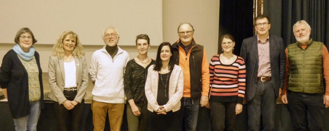 Menschen die Stehen und Lächeln 