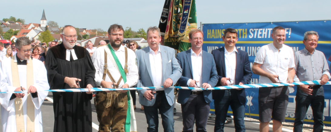 Hier sieht man Hainsfarths Bürgermeister Klaus Engelhardt (4.v.l.), MdL Wolfgang Fackler (4.v.r.) und Markus Kreitmeier vom Staatlichen Bauamt bei der Eröffnung der Staatsstraße 2216.