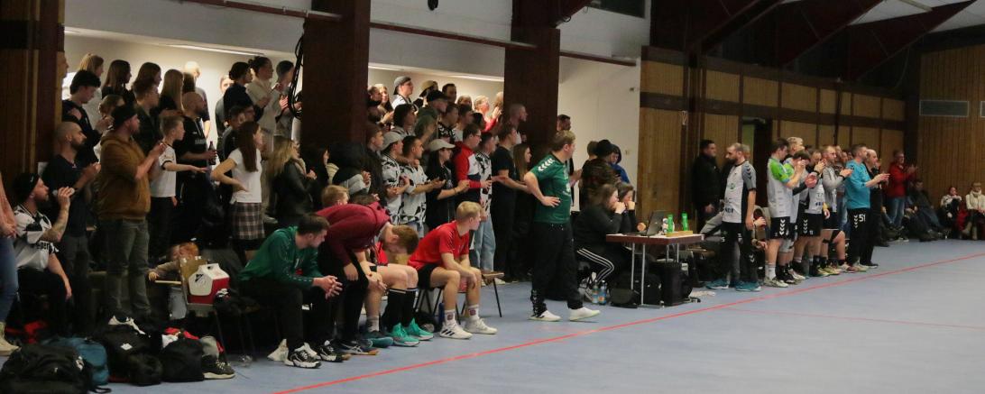 Personen die in der Schmutterhalle stehen und Klatschen 
