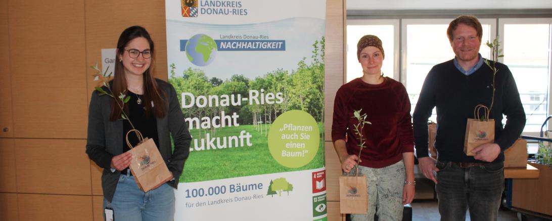 Hier sieht man Kreisfachberater Paul Buß (recht) bei der Verteilung der Mehlbeere, die zum Baum des Jahres ernannt wurde.