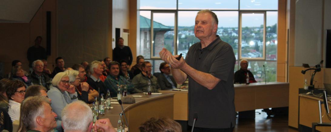 Hier sieht man Klaus Körber bei seinem Vortrag zum Tag des Baumes im Landratsamt Donau-Ries.