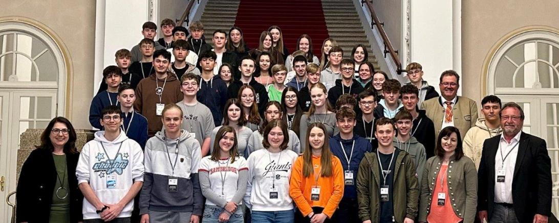 Schüler der Heilig Kreuz Realschule mit Tanja Schorer-Dremel, Ulrich Starrock und Schulleiter Wolfgang Mühldorfer 